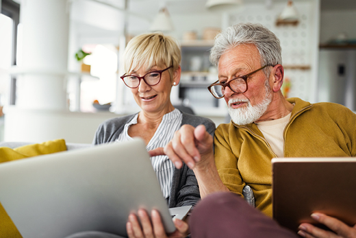 Haus Mieten Älteres Paar mit Laptop