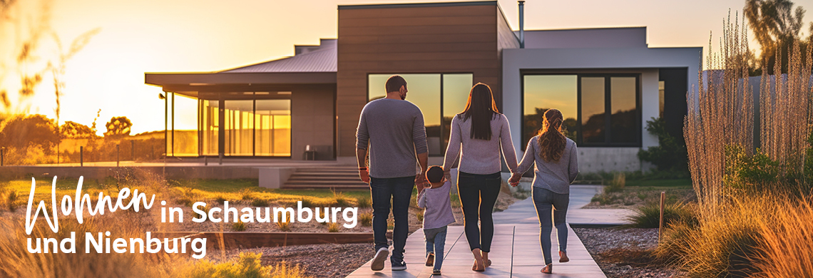 PIA Glückliche Familie am Haus bei Sonnenuntergang