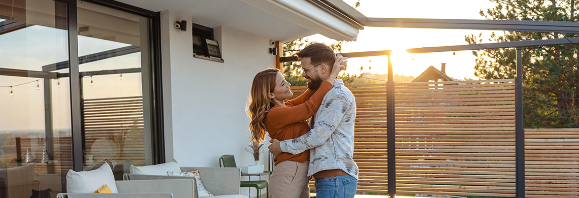 PIA Paar umarmt sich auf Terasse