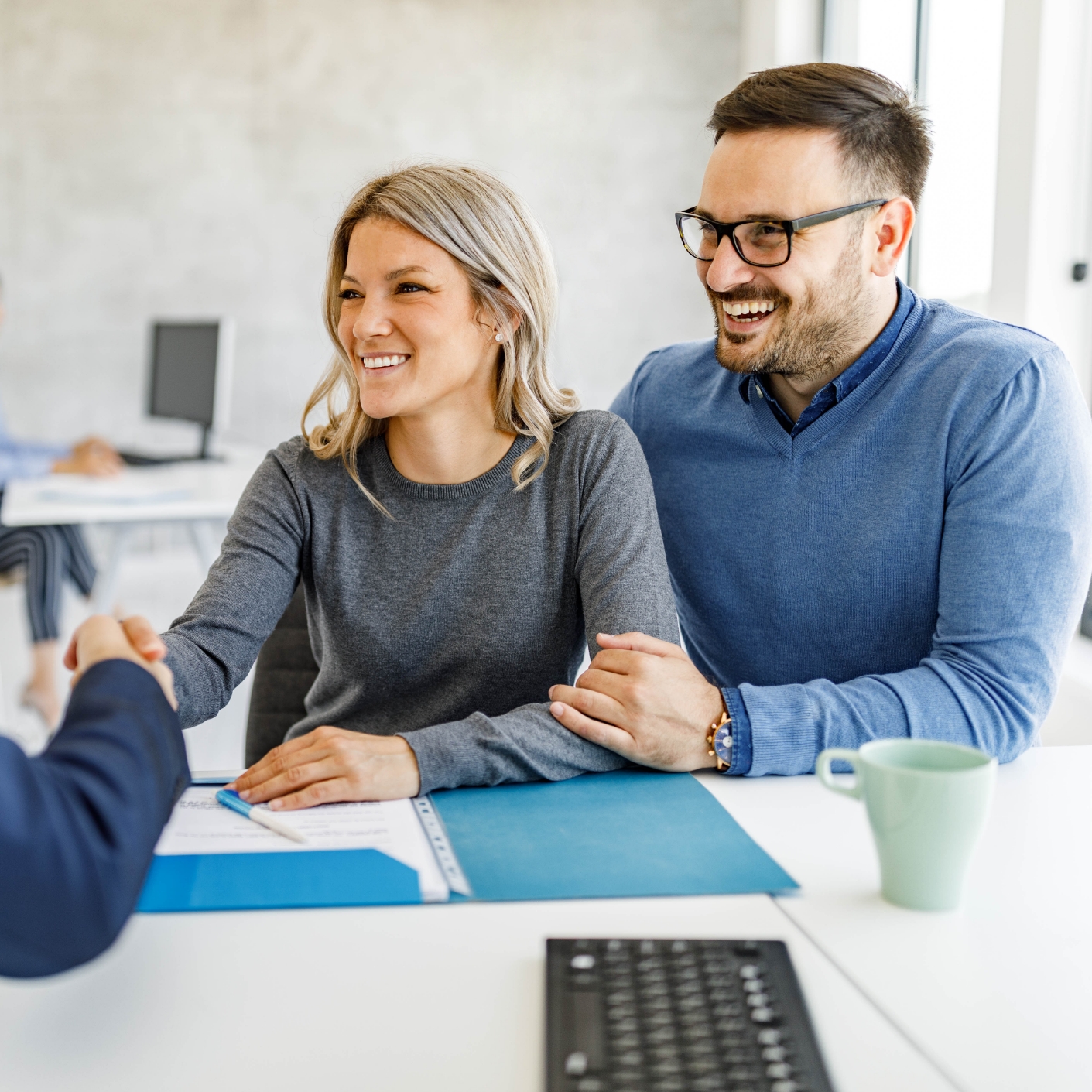 Mann und Frau im Gespräch mit einem Finanzierungsexperten
